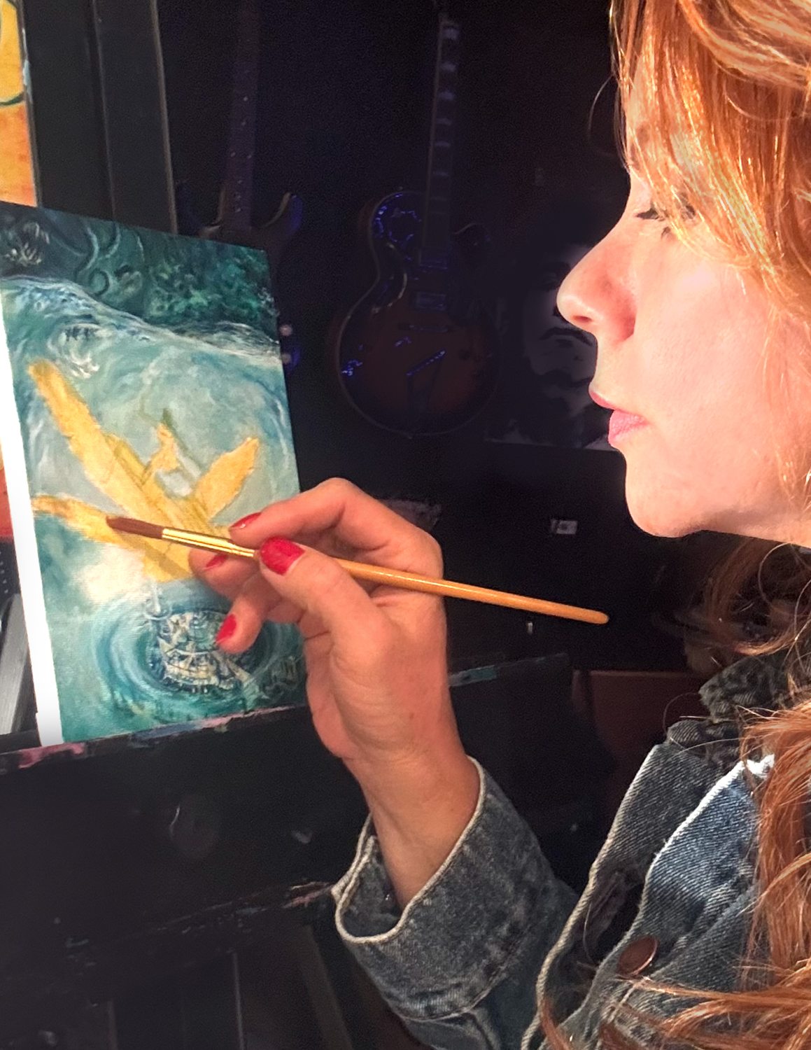 Katherine, pincel en mano, pintando para Arzan